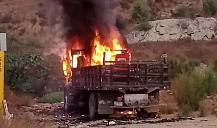Reportan incendio de tractocami�n a un costado del bulevar 2000