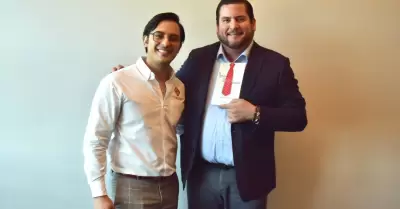 Ismael Burgue�o recibe el libro "El Espejo de un God�nez" de Carlos Germ�n Palaz