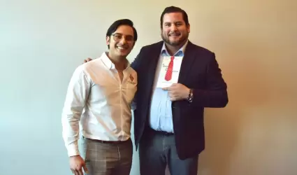 Ismael Burgue�o recibe el libro "El Espejo de un God�nez" de Carlos Germ�n Palaz