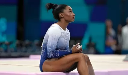 Simone Biles qued� hasta el quinto puesto por una ca�da de la barra de equilibri