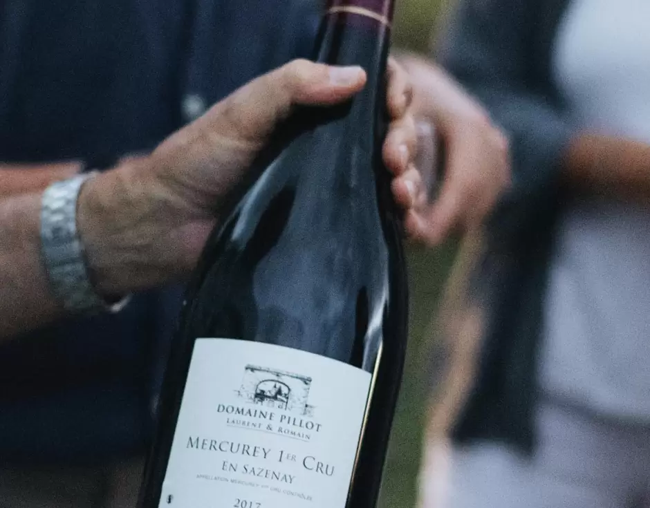 Etiqueta de vino tinto.