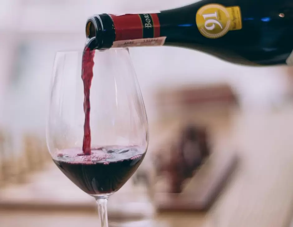 Color de vino tinto.