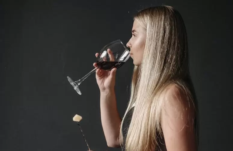 Degustar vino tinto.