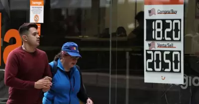 Cotizaci�n del d�lar en ventanilla en un banco de la Ciudad de M�xico.