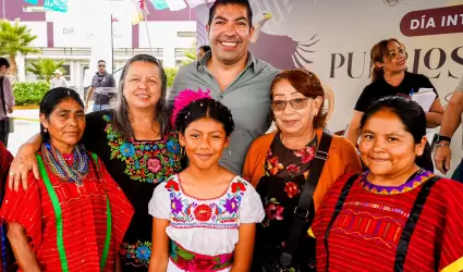 Grupos ind�genas en ceremonia "Colores de M�xico"