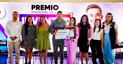 Premia Gobierno Municipal a j�venes destacados en diferentes causas y disciplina