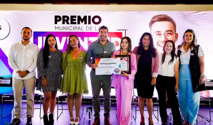 Premia Gobierno Municipal a j�venes destacados en diferentes causas y disciplina