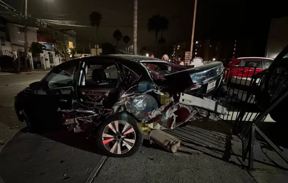 Conductor impacta tres vehculos en Playas de Tijuana