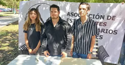 Integrantes de la Asociaci�n de Estudiantes Universitarios Sonorenses (ADEUS)