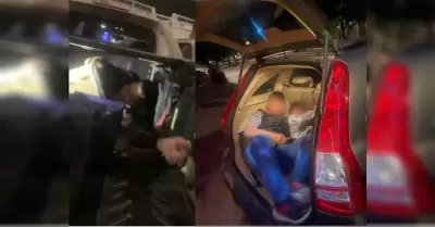 Automovilistas descubren personas ocultas en sus veh�culos al cruzar la frontera