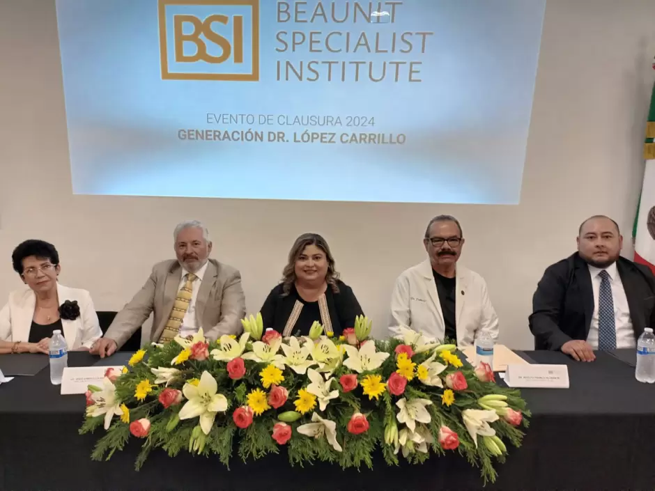 Egreso de la generaci�n "Dr. L�pez Carrillo" del Beaunit Specialist Institute.