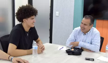 Karim Hiram L�pez Moncada y el presidente municipal Antonio Astiazar�n
