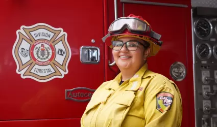 Alejandra Monta�ez, la �nica mujer bombero a cargo de una divisi�n