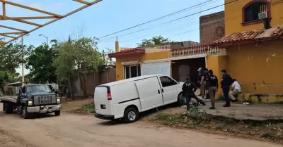 Camioneta blindada asegurada en cateo