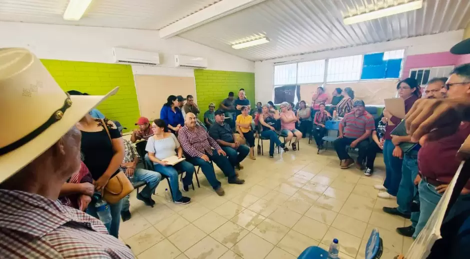 Construcci�n de red de agua potable en el ejido Sombrerete