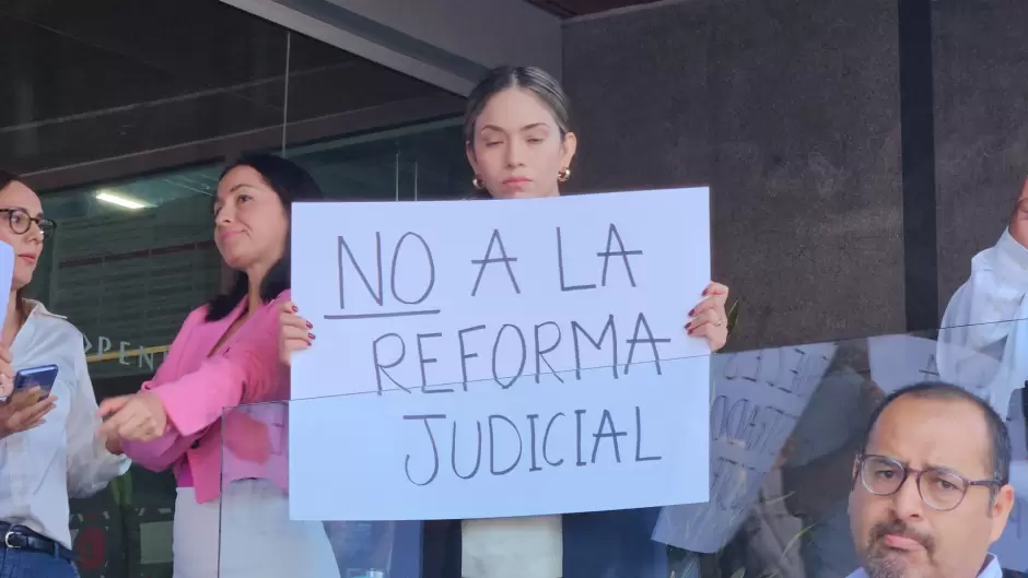 Trabajadores se manifiestan contra reforma al poder judicial en BC