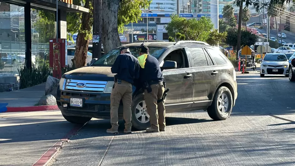 Carro abandonado en Zona R�o