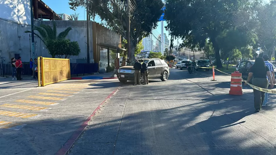 Carro abandonado en Zona R�o