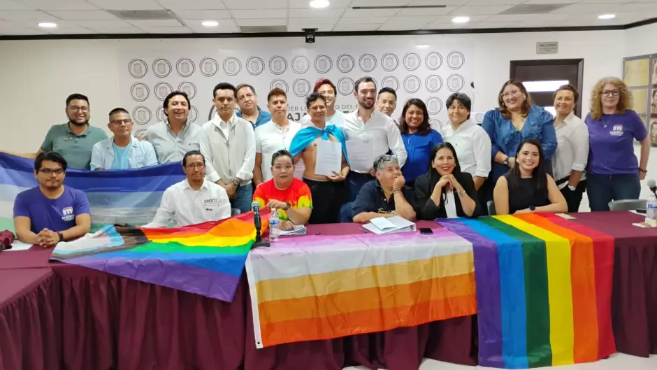 Mesa de trabajo para atender activistas de la comunidad LGBTIQ+