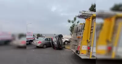 Choque con volcadura en la tercera etapa del R�o Tijuana sin lesionados graves