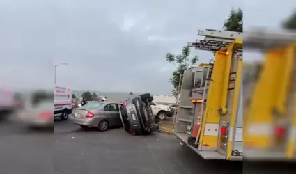 Choque con volcadura en la tercera etapa del R�o Tijuana sin lesionados graves