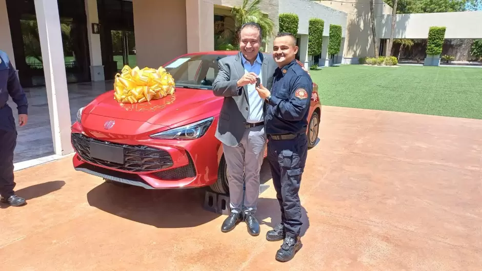 Carlos Roberto Osuna Nava, recibi� las llaves del veh�culo de manos del alcalde Antonio Astiazar�n.