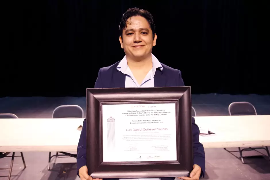 Recibe Luis Daniel Gutirrez Salinas el Premio Bellas Artes Baja California de Dramaturgia