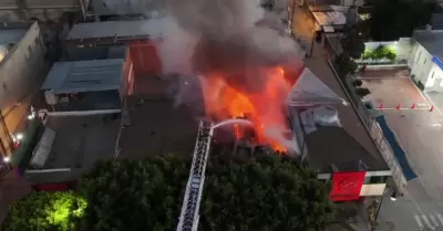 Incendio en departamentos de la Zona Centro deja un herido grave y provoca colap