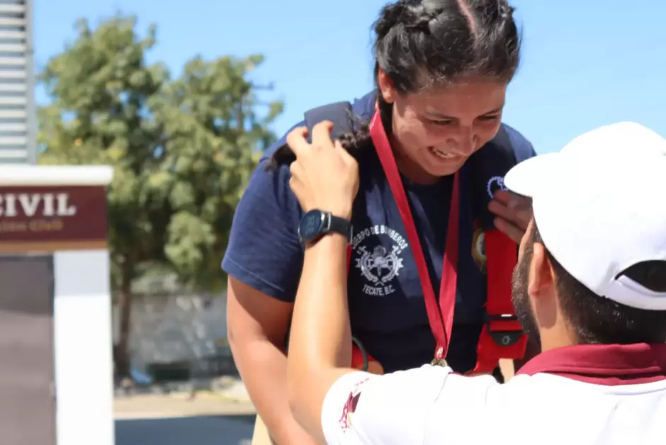 Demuestran Bomberos de Baja California su valor en competencia estatal