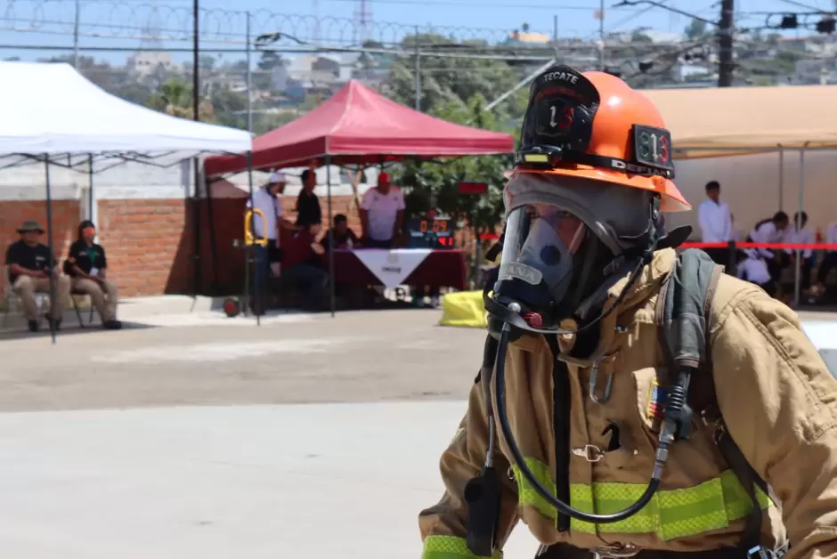 Demuestran Bomberos de Baja California su valor en competencia estatal