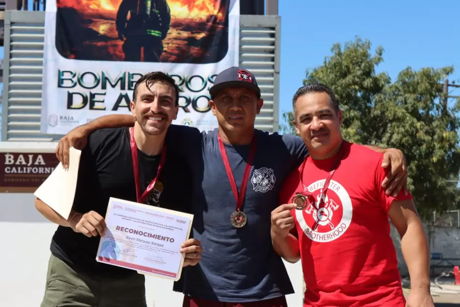 Demuestran Bomberos de Baja California su valor en competencia estatal