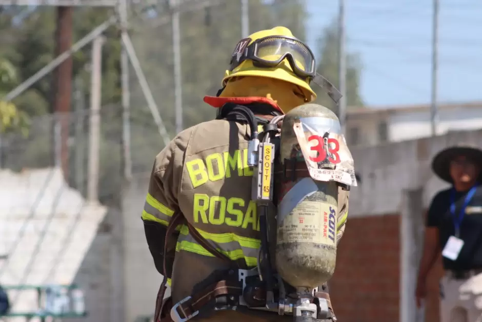 Demuestran Bomberos de Baja California su valor en competencia estatal