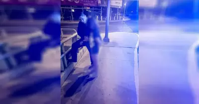 Polic�as rescatan a joven de la parte alta de puente vial