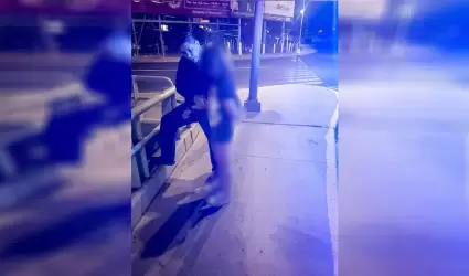 Polic�as rescatan a joven de la parte alta de puente vial