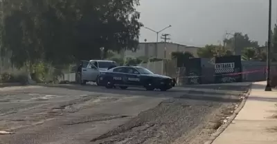 Abandonan cadver envuelto en cobija cerca del estadio de bisbol en la colonia 