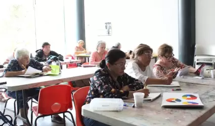 Pintura y expresi�n corporal para adultos mayores con "Vivan los abuelos" en CEA