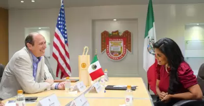 Alcaldesa Montserrat Caballero y Christopher Teala, C�nsul General de EU
