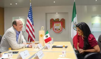 Alcaldesa Montserrat Caballero y Christopher Teala, C�nsul General de EU