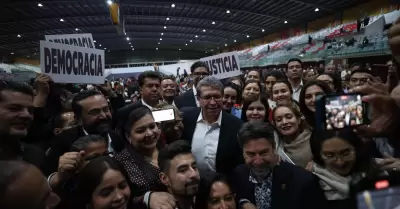 Diputados de Morena encabezados por el coordinador Ricardo Monreal festejan la a