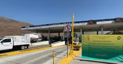 Bloqueo de caseta Tijuana - Tecate por maestros de la CNTE