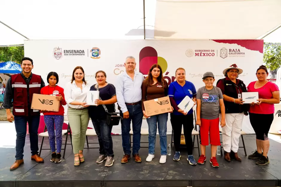 Entrega alcalde m�s de 300 apoyos sociales en la colonia 89