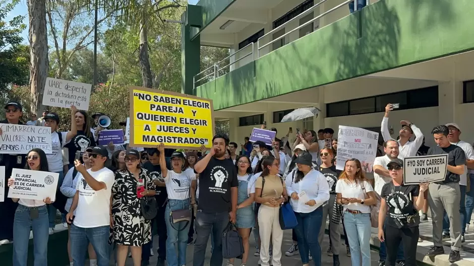 Se suman estudiantes de Derecho de la UABC a jueces para manifestarse en contra de la reforma judicial