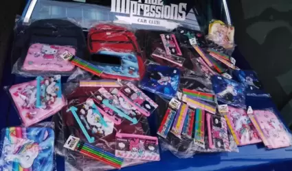 Se unen vecinos de "La Villa" para donar mochilas a ni�os y ni�as