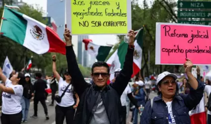 Trabajadores del Poder Judicial protestan frente al Senado de la Repblica