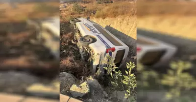 Camin de transporte de personal se volc en la colonia El Tecolote; no hubo her