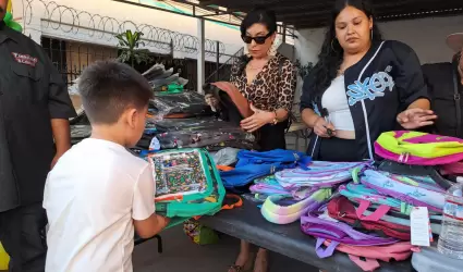 Entrega de mochilas y �tiles escolares