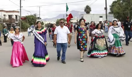 Encabeza alcaldesa Alejandra Padilla desfile de Independencia