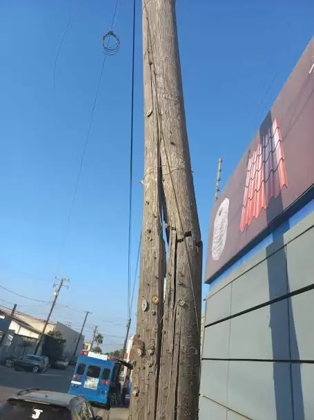 Vecinos temen colapso de poste en fraccionamiento El Soler