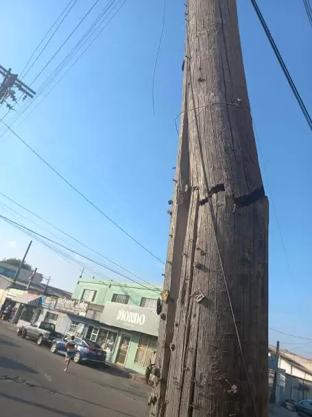 Vecinos temen colapso de poste en fraccionamiento El Soler