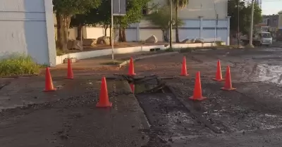 Ruptura de tubera de agua en Las Lomas